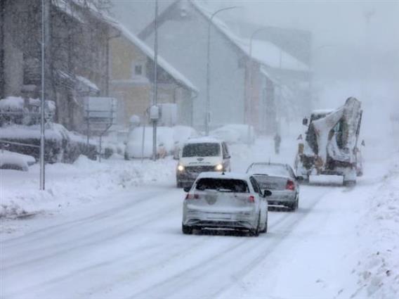 Хрватска под снег: Над 24.000 домаќинства го слават Божиќ без струја