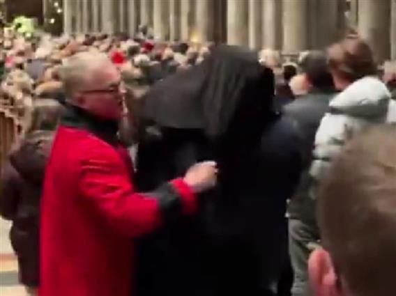 Маскиран маж со танц ја прекина божикната миса во катедралата во Келн, верниците шокирани (ВИДЕО)
