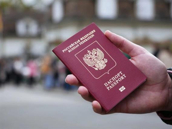 Во Русија разбиена мрежа на печатници кои фалсификувале пасоши и други документи