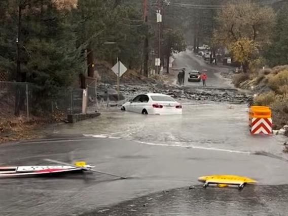 Обилните дождови во Калифорнија предизвикаа поплави и лизгање на земјиштето, при што загинаа три лица