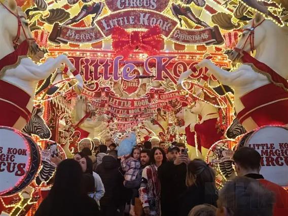 Празнична атмосфера во божиќните паркови во Атина