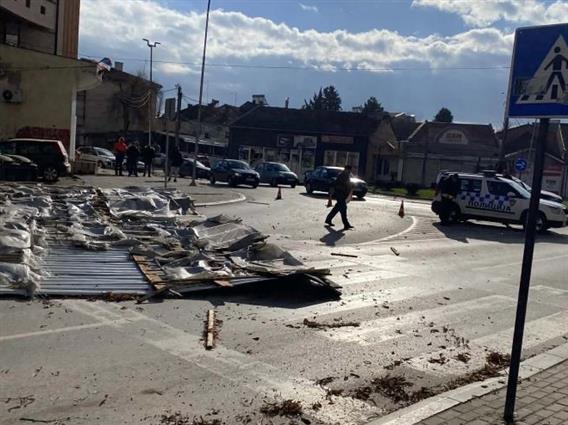 Од силен ветер падна парче лим од покрив на зграда во центарот на Куманово