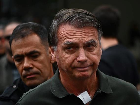 Поранешниот бразилски претседател Болсонаро е опериран поради повеќемесечно икање 