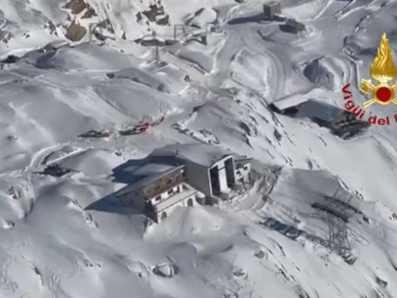 Несреќа на жичарница во Италија: Четворица повредени, над 100 луѓе се спасуваат со хеликоптер (ВИДЕО)