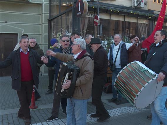 Дебар маалци со песни и ора ја продолжија децениската традиција