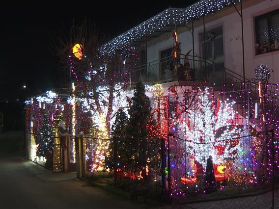 Новогодишна магија и многу љубов и труд околу украсувањето на домот  