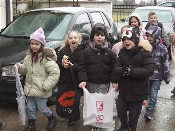 Одекнаа песните на коледарите - од врата до врата се ширеше божиќниот дух 