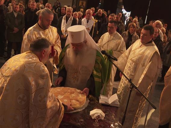 Православните верници го слават Бадник - предвесникот на христовото раѓање