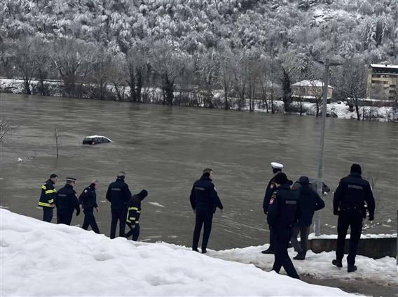 Видео-фото: Пожарникар од Босна влезе во ладната Дрина и го „запали удавениот Голф“