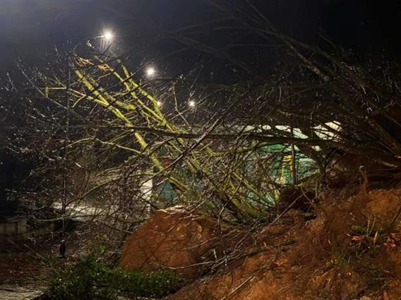 ЦУК: Граѓаните да не патуваат кон тетовско Бањиче поради свлечиште