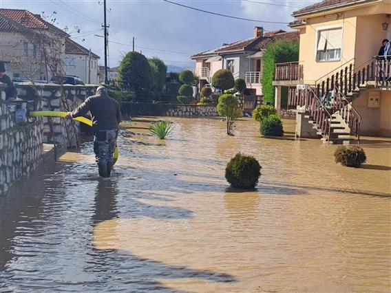 Пола Македонија под вода: Евакуација во Кичево, излеани реки во гостиварско и охридско