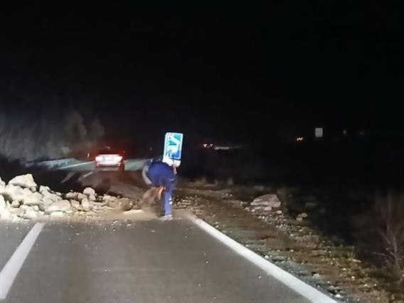 МВР предупредува: Одрон од карпа на патот Скопје-Велес, сообраќајот не е во прекин