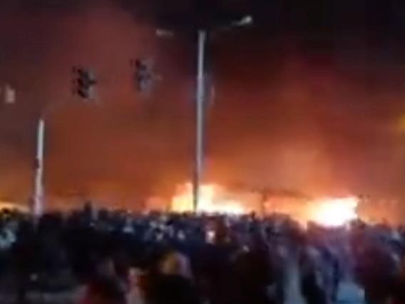 Масовни протести во Иран – десетици загинати, гореа владини згради, земјата во интернет мрак 