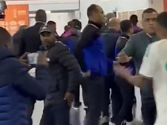 Хаос по натпреварот на Купот на африканските нации: Играчите се тепаат меѓу себе, навивачите го демолираа стадионот (ВИДЕО)