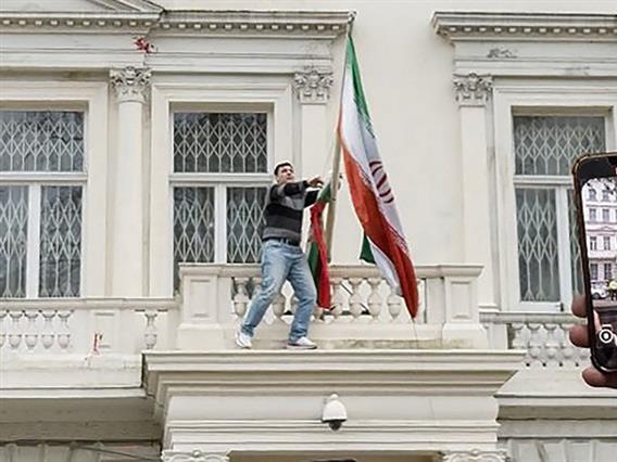 Маж го симна иранското знаме од амбасадата во Лондон и го истакна старото, од времето на Пахлави (ВИДЕО)