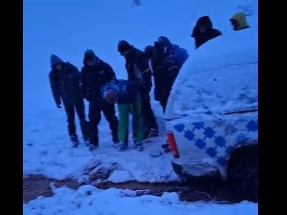 Спасени двајца вработени на А1, кои биле заглавени во снег кај Лазарополе (ВИДЕО)