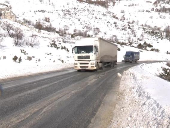 Укината забраната за сообраќај на камиони на патот Маврово - Дебар
