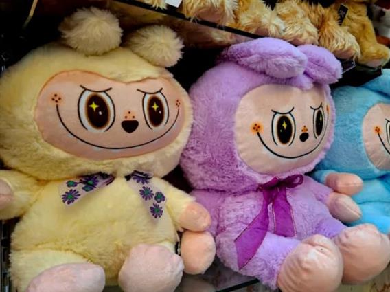 Скандал во фабриката за кукли „Лабубу“: Малолетни работници биле принудени да работат прекувремено 