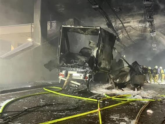 Хрват се бори за живот, откако со камион удрил во ѕид на тунел во Австрија и се запалил (ФОТО)