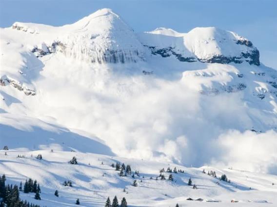 Драма на швајцарските Алпи: Лавина затрупа тројца скијачи, еден не преживеа 