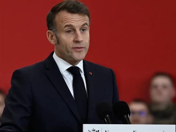 Макрон пред војниците се појави со црвено и отечено око, се обиде да се скрие зад очила (ФОТО)