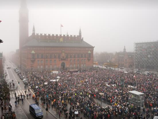 Во Копенхаген и други дански градови се одржаа протести за поддршка на Гренланд