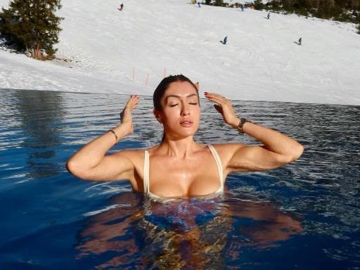 Фото: Босанска инфлуенсерка  ужива на Алпите во бикини!?