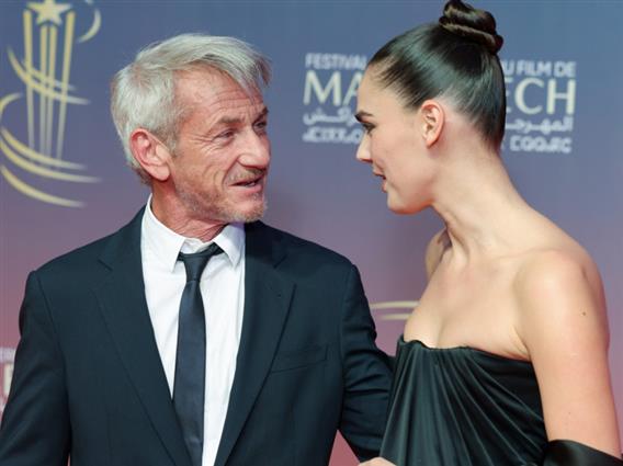 Фото: Шон Пен „уловен“во друштво со млада убавица