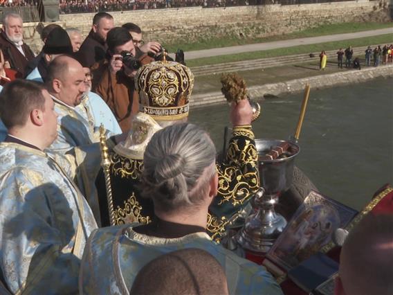 Православните верници денеска го слават празникот Богојавление - Водици