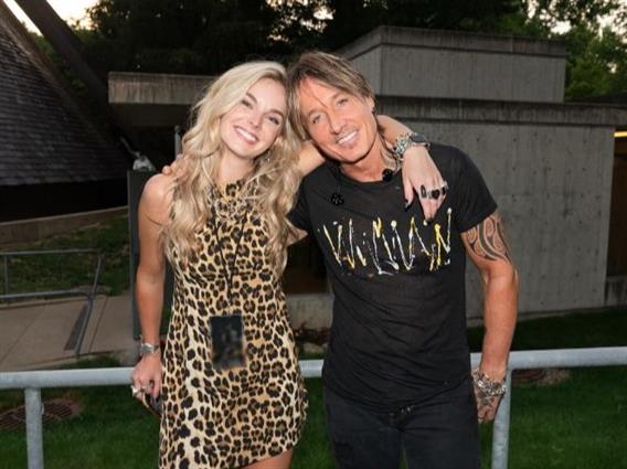 Кит Урбан започна живот со 32 години помлада пејачка!?