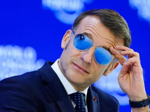 Макрон во очила за сонце се појави на говорницата во Давос- му било повредено окото 