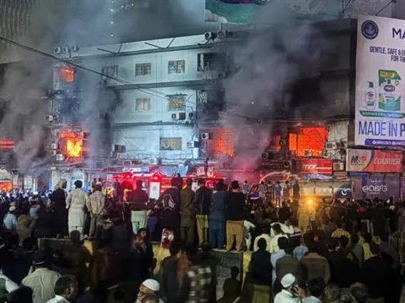 Расте бројот на загинати во пожарот во трговски центар во Пакистан- има и над 60 исчезнати 