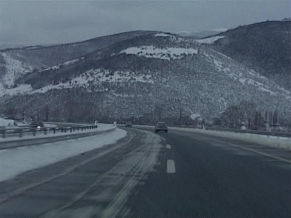 Македонија под снег, надлежните уверуваат дека патиштата се проодни