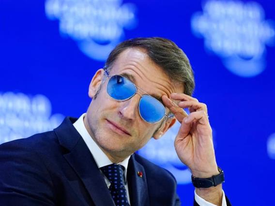 Трамп го исмева Макрон за носење очила на форумот во Давос (ВИДЕО)