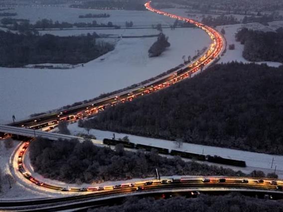 Германија на удар на зимска бура- снегот направи хаос на патиштата