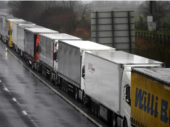 Камионџиите од Србија и БиХ продолжуваат со блокадите, во вторник состанок на министрите од Западен Балкан со ЕК