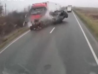 Вознемирувачко видео: Во сообраќајна несреќа во Романија загинаа седум лица, меѓу нив и навивачи на грчкиот фудбалски клуб ПАОК