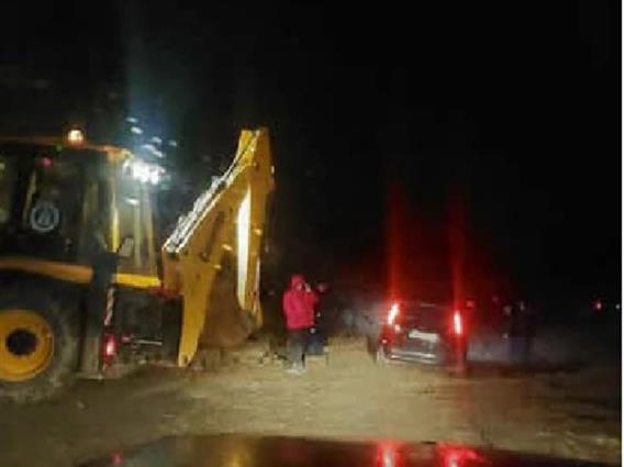 Исчистен дел од одроните на патот Берово - Струмица, сообраќајот се одвива по една коловозна лента