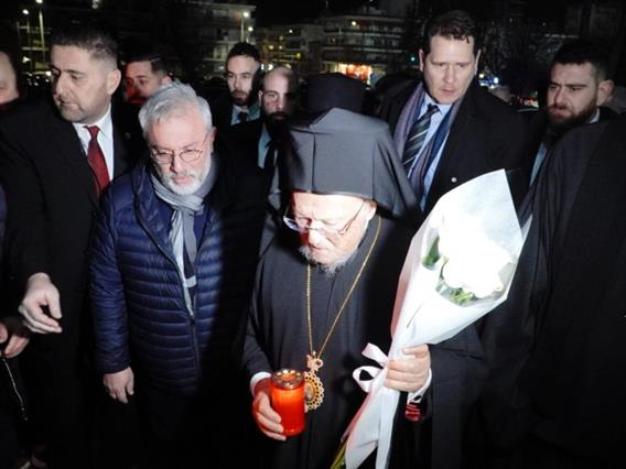 Вселенскиот патријарх Вартоломеј остави бели рози на стадионот на ПАОК во спомена на загинатите навивачи