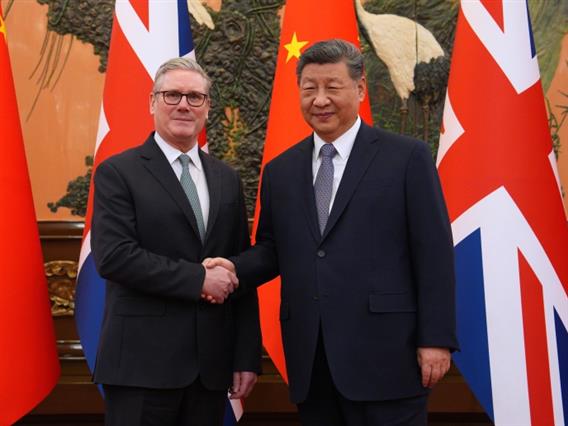 Трамп упати предупредување поради „опасната“ стратегија на Стармер кон Кина