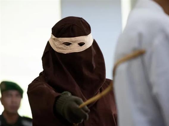 Ужасно јавно камшикување на љубовници: Жената се онесвестила во 140 удари 