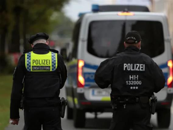 Крвава драма во Хамбург: Маж зграпчил девојка и ја повлекол со себе под воз во движење