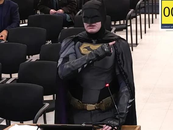 „Бетмен“ им одржа лекција на градските советници во Калифорнија- стана херој на социјалните мрежи (ВИДЕО) 