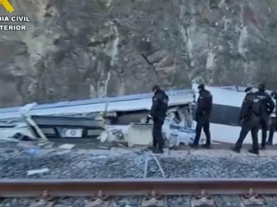 Расте бројот на жртвите во железничката несреќа во Шпанија- одложена е државната комеморација 