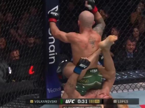 Македонецот Александар Волкановски ја одбрани титулата и влезе во историјата на УФЦ (ВИДЕО)