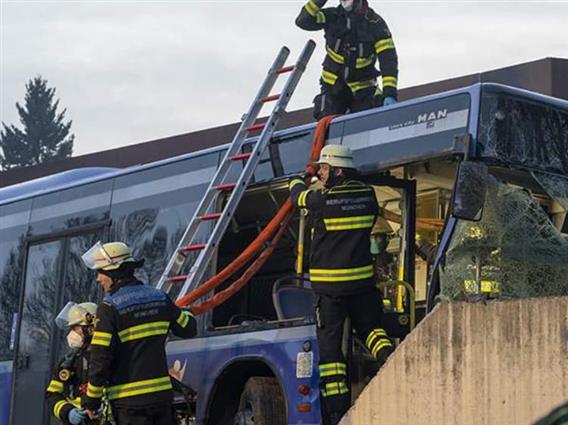 Автобус удри во зграда во Германија- загина девојче, повредени 18 лица 
