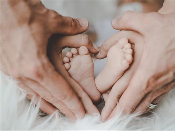 Брачен пар се подвргнале на ин витро оплодување и добиле ќерка- сега ја тужат клиниката (ВИДЕО)