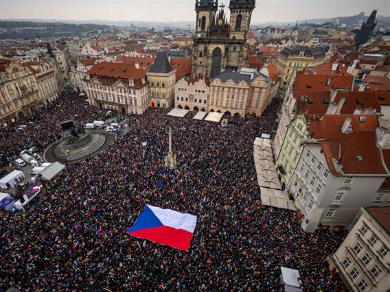 Масовни демонстрации во Прага во знак на поддршка за претседателот Петр Павел(ВИДЕО)