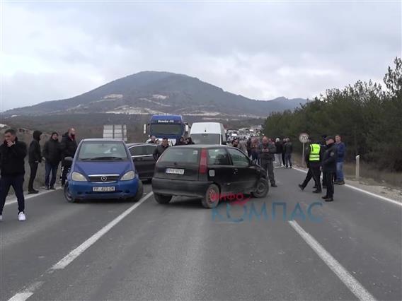 Ромите и денеска блокираат улици и патишта со барање да возат без возачка дозвола- Мицкоски најави жесток одговор од МВР