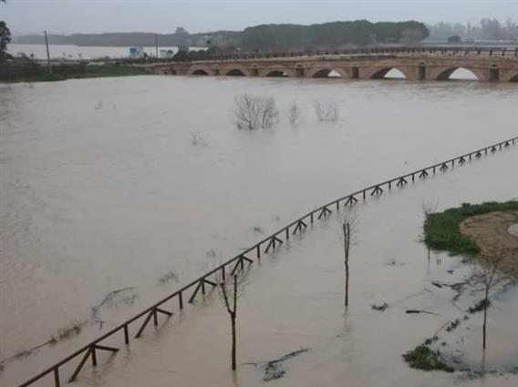 Бура пустоши низ Шпанија: Река однесе мост, патиштата затворени, училиштата не работат (ВИДЕО)